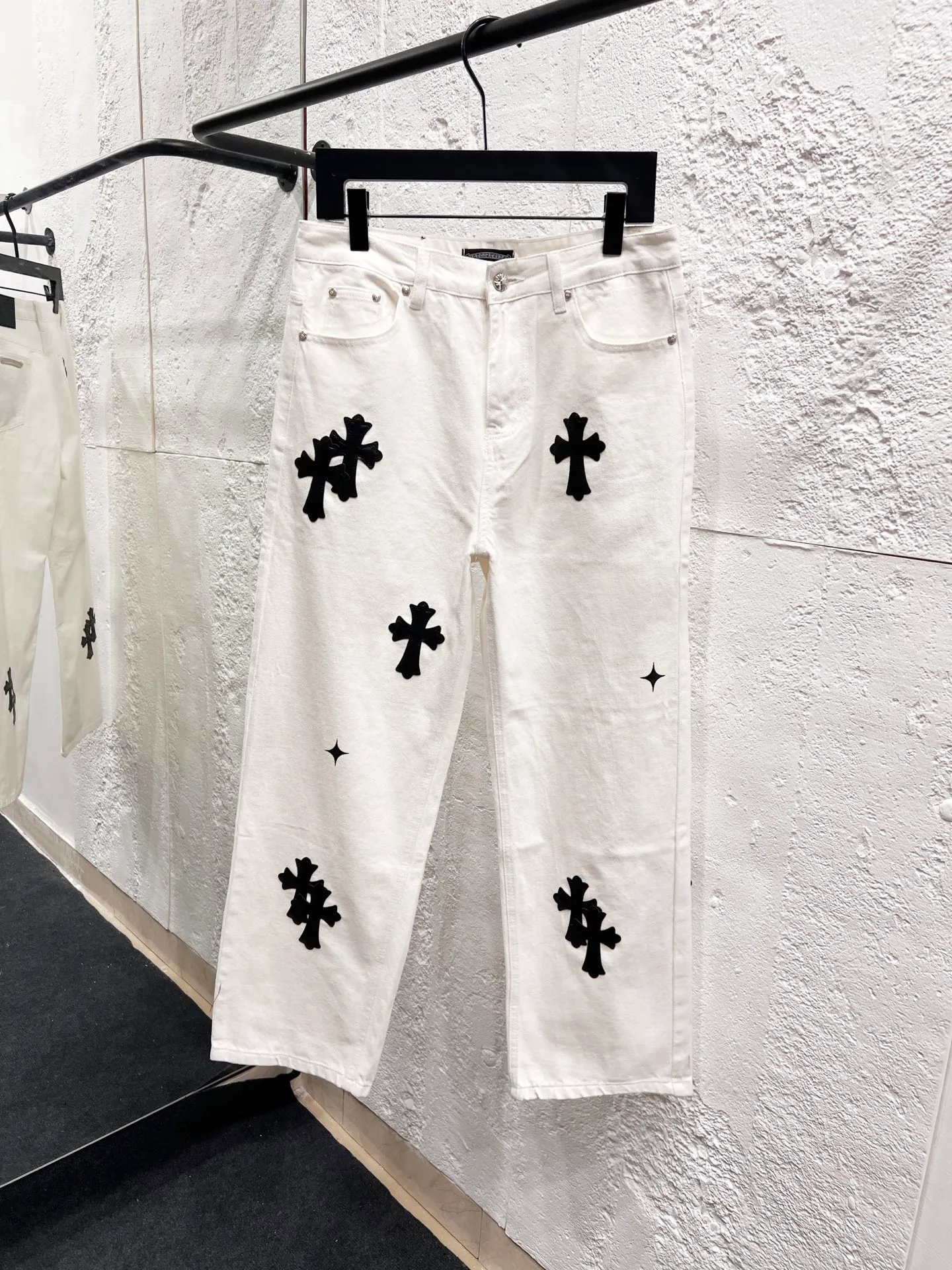 🅿️240 Style No.: H928 Chrome hearts & Chrome hearts 25ss black leather white pants cross patch leather jeans CH Chrome hearts double knee cross patch leather bo1 version logging pants straight work pants B136 Chrome hearts cross Sanskrit overalls Counter price 24W level, patchwork cross flower embellishment, high waist washed jeans! ! Absolutely high-end luxury products, 1.9W level god-level single products, super popular products, made by top heavy industry, not to be missed. About Zangyin, this is an extremely luxurious fashion brand, which can also be called the nobles of the high street. It has always been an exclusive brand of some hipsters or rich second generation. Compared with ordinary high streets, it is more luxurious and noble. Compared with luxury brands, it has a more fashionable personality and has always been a brand that I have a special liking for. Imported yarn is custom-woven into a high-density twill canvas. While ensuring a stiff silhouette, the fabric feels very delicate. It follows the B01 classic silhouette. The upper body is stiff and stylish. The ready-made garments are stone-ground and fermented and can be matched with any style. Buttons and zinc-brushed washable genuine YKK retro metal products. Double-layered canvas on the front. Perfect details. All hardware is perfect. Size: 30-32-34-36 Color: white pants and black leather